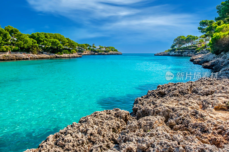 欧洲西班牙巴利阿里群岛马略卡岛东南海岸Cala d'Or的Cala Esmerelda绿宝石水域